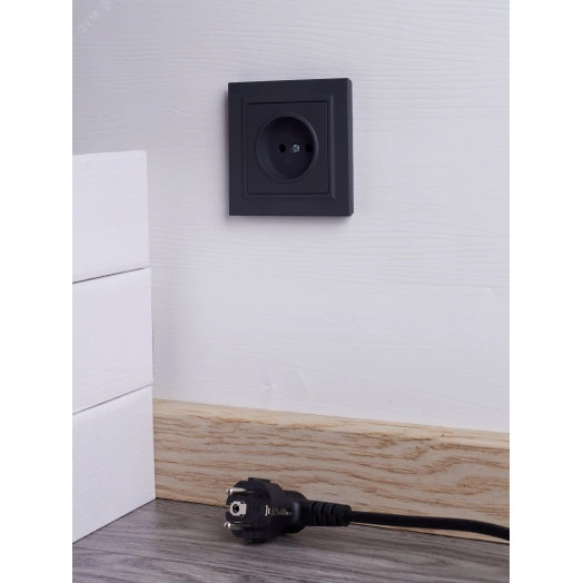 BRITE Розетка 1 пост без заземления без защитных шторок 10А в сборе РСР10-1-0-БрГ графит IEK