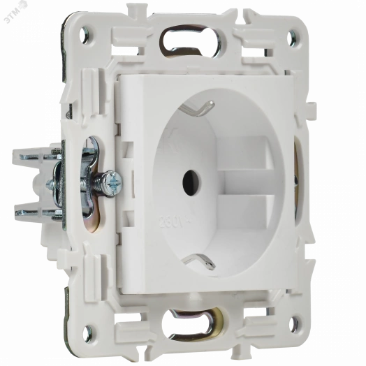 SKANDY Розетка с заземлением с защитными шторками 16А SK-R04W арктический белый IEK