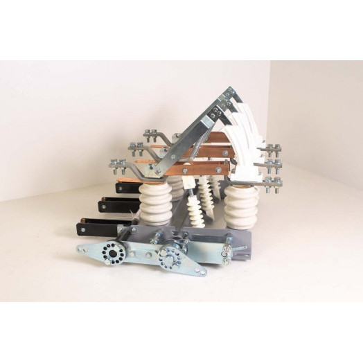 Выключатель нагрузки ВНА(П)-10/630-20з УХЛ2 фарфор в комплекте с приводами и вилками 