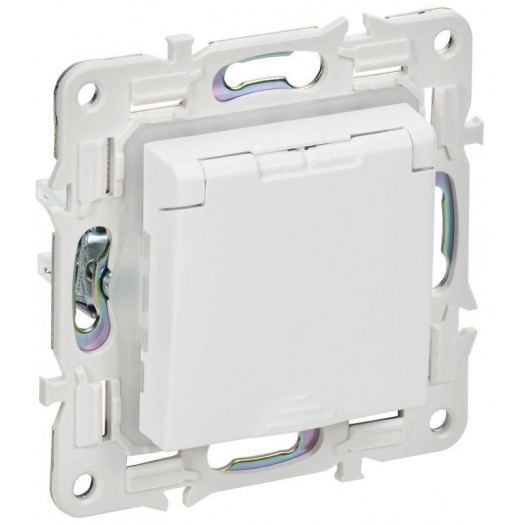Розетка 1-м SKANDY 16А IP44 с заземл. защ. шторки с крышкой SK-R11W арктич. бел. IEK SK-R16-16-44-K01
