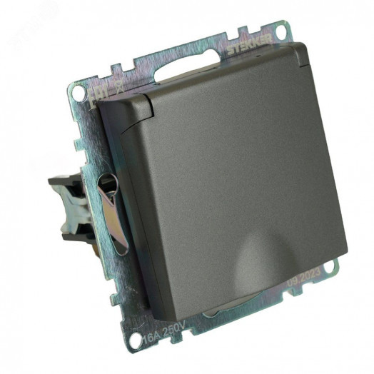 Розетка одноместная с/з с крышкой серия Катрин графит STEKKER