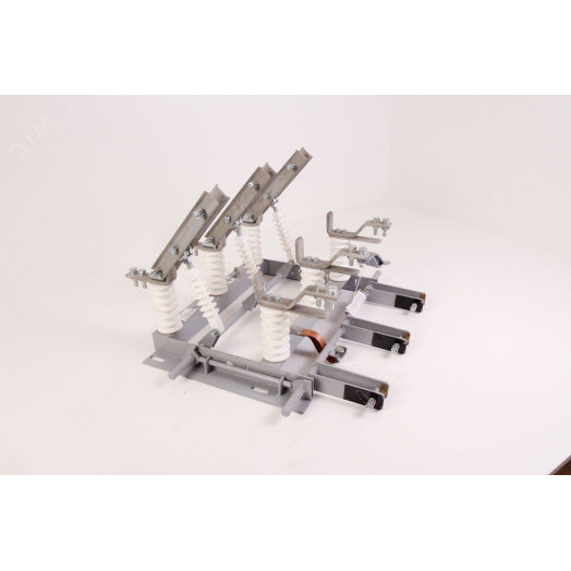 Разъединитель высоковольтный РВЗ-10/630-I УХЛ2 полиамид  в комплекте с приводами и вилками 