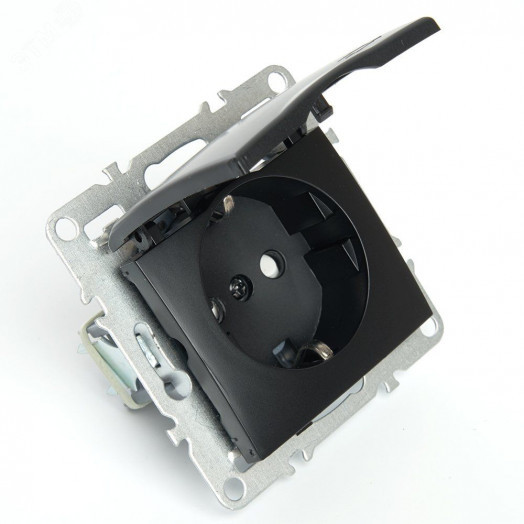 Розетка одноместная с/з с крышкой серия Эрна черный STEKKER