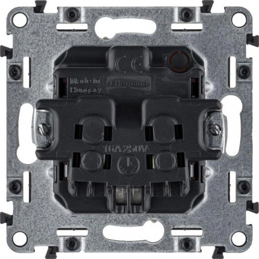 Механизм розетки 1-м СП Valena Allure 16А IP20 250В 2P+E защ. шторки винт. клеммы с лицев. панелью сл. кость Leg 753824