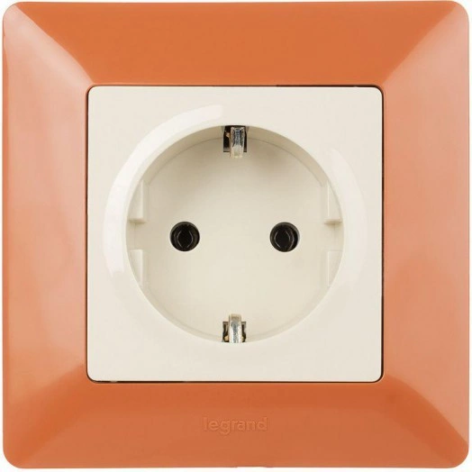 Механизм розетки 1-м СП Valena Life 16А IP2X 250В 2P+E безвинт. клеммы с лицев. панелью сл. кость Leg 753521