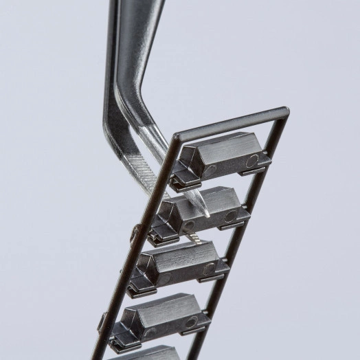 Пинцет захватный прецизионный с направляющим штифтом тонкие зазубренные губки под 45° L-155 мм пружинная сталь чёрная матовая лакировка KN-923437