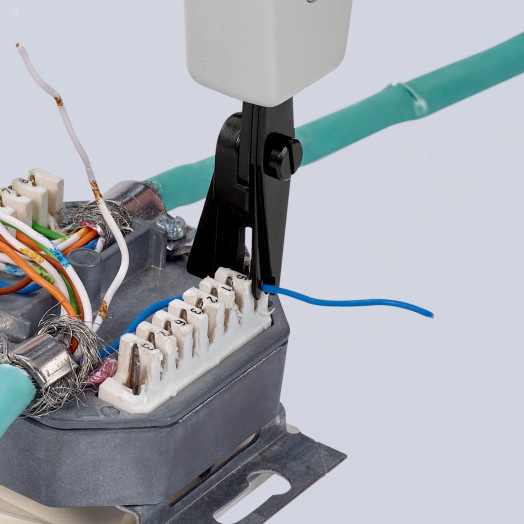 Инструмент для укладки кабелей LSA-Plus и их аналогов для укладки кабелей в каналы розетки и панели для кабелей типа UTP и STP 04 - 08 мм L-175 мм со встроенным крюком для вытягивания с разблокировкой KN-974010