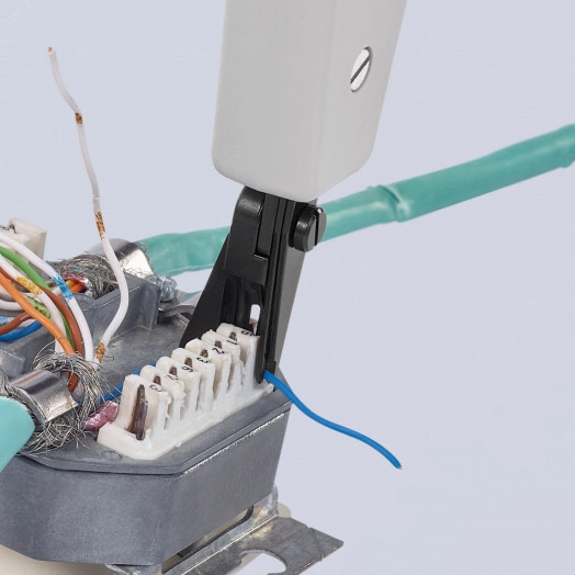 Инструмент для укладки кабелей LSA-Plus и их аналогов для укладки кабелей в каналы розетки и панели для кабелей типа UTP и STP 04 - 08 мм L-175 мм со встроенным крюком для вытягивания с разблокировкой KN-974010