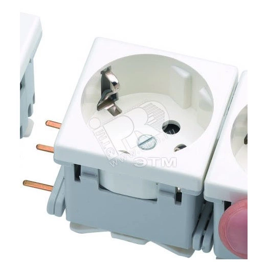 Connect Розетка с заземлением 16А 250В 45х45мм безвинтовые клеммы SC белый