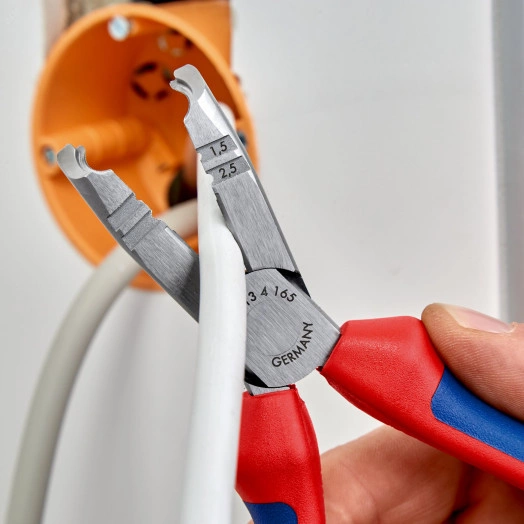 Клещи-стрипперы для популярных круглых проводов и проводов для сырых помещений (в частности NYM  5х25мм) зачистка: 15-25 мм рез: проволока средней твёрдости  31 мм твёрдая проволока  2 мм кабель  10 мм (16 мм) L-165 мм чёрные 2-компонентные руко