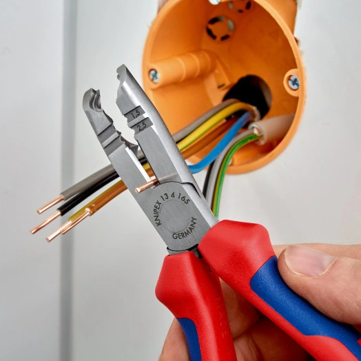 Клещи-стрипперы для популярных круглых проводов и проводов для сырых помещений (в частности NYM  5х25мм) зачистка: 15-25 мм рез: проволока средней твёрдости  31 мм твёрдая проволока  2 мм кабель  10 мм (16 мм) L-165 мм чёрные 2-компонентные руко