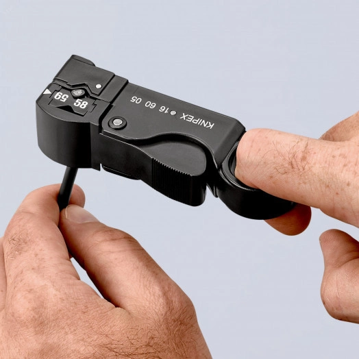 Стриппер для коаксиального кабеля для удаления наружной оболочки экрана и изоляции за один рабочий ход 3 ножа зачистка: RG 58 59 + 62 L-105 мм корпус из противоударного пластика блистер KN-166005SB