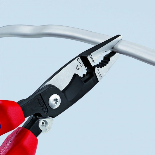Клещи электромонтажные 6-в-1 захват плоского и круглого материала гибка удаление заусенцев снятие изоляции 075 - 15 + 25 мм обжимка контактных гильз 05 - 25 мм кабелерез  15 мм (5 х 25 мм) L-200 мм защёлка-собачка хромированные обливные рукоятки