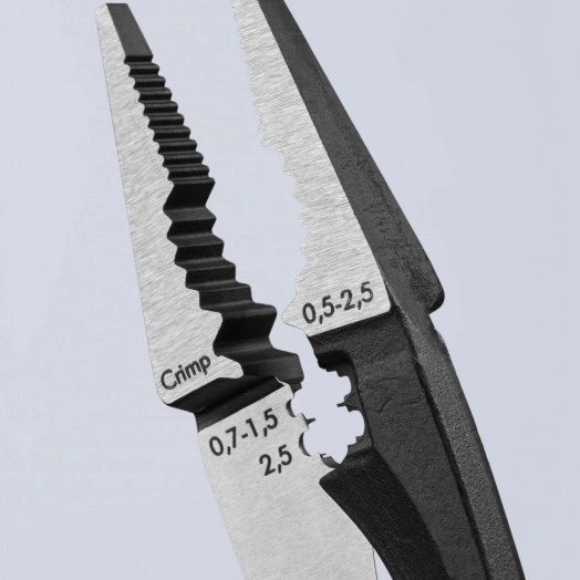 Клещи электромонтажные 6-в-1 захват плоского и круглого материала гибка удаление заусенцев снятие изоляции 075 - 15 + 25 мм обжимка контактных гильз 05 - 25 мм кабелерез  15 мм (5 х 25 мм) L-200 мм защёлка-собачка чёрные обливные рукоятки KN-139