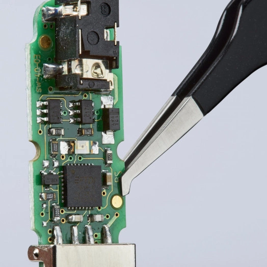 Пинцет ESD захватный прецизионный гладкие изогнутые губки под 45° для техники напайки компонентов поверхностного монтажа на печатную плату без сверления отверстий антистатический L-120 мм нержавеющая хромоникелевая сталь хромированный KN-920878E