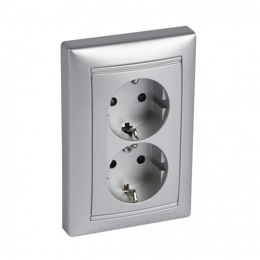 VALENA Розетка с заземлением 2х2К+З со шторками в сборе алюминий безвинтовые зажимы (770248)