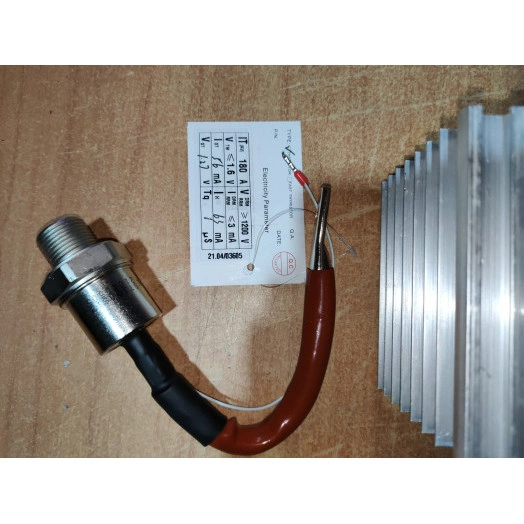 Тиристор ST180S-12 в сборе с охладителем (радиатором) | Купить E7000.ru Фотография мощного тиристора ST180S-12, установленного на алюминиевый охладитель.