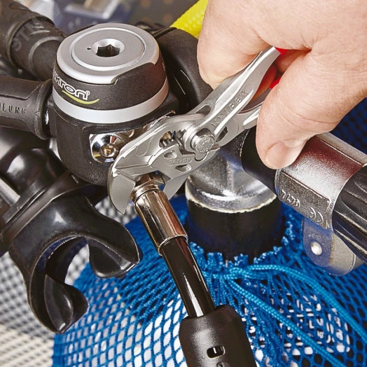 Клещи переставныеавные - гаечный ключ 23 мм (7/8) L-125 мм Cr-V хромированные обливные рукоятки блистер KN-8603125SB