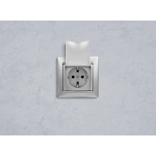 VALENA Розетка с заземлением без шторок с крышкой алюминий