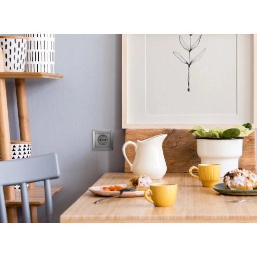 VALENA Розетка с заземлением в рамку алюминий