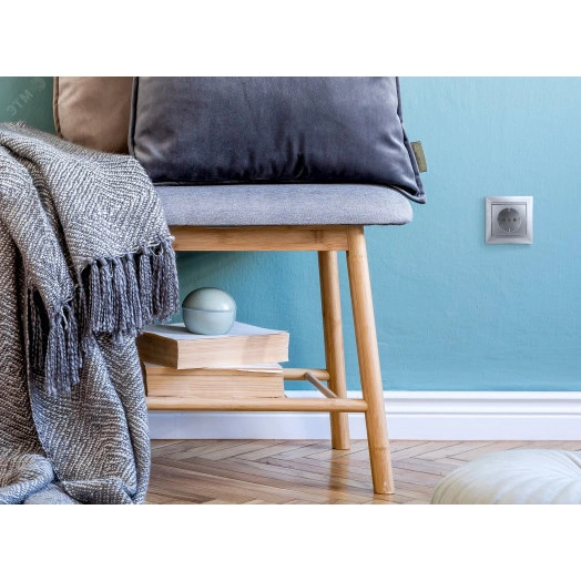 VALENA Розетка с заземлением в рамку алюминий