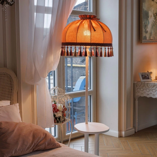 Светильник напольный НТБ 11-60-103 со столиком белый абажур ретро прямой пыльная роза кисти