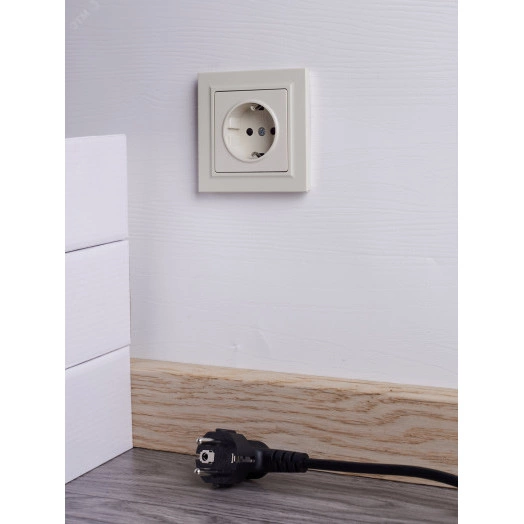 BRITE Розетка 1 пост с заземлением с защитными шторками 16А в сборе РСР14-1-0-БрКр бежевый IEK