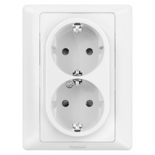 Valena LIFE Розетка силовая двойная 2х2К+З 16А 250В с лицевой панелью со шторками безвинтовые зажимы белая