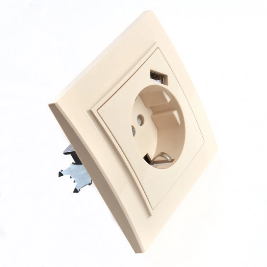 Розетка одноместная с/з с защитной шторкой и с USB, серия Эрна, слоновая кость, Stekker