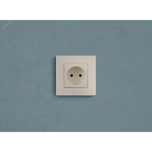 ETIKA Розетка без заземления со шторками слоновая кость винтовые зажимы