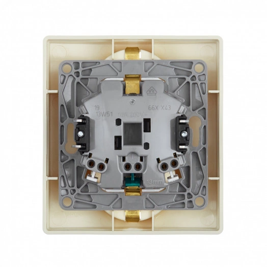 ETIKA Розетка двойная с заземлением со шторками слоновая кость автоматические зажимы