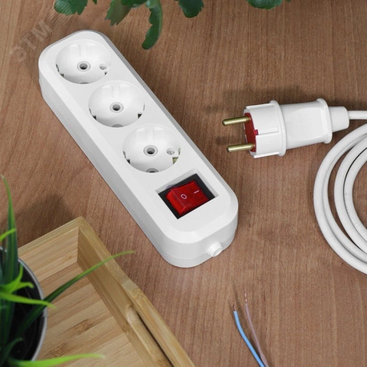 Колодка 3 гнезда с кнопкой c заземлением