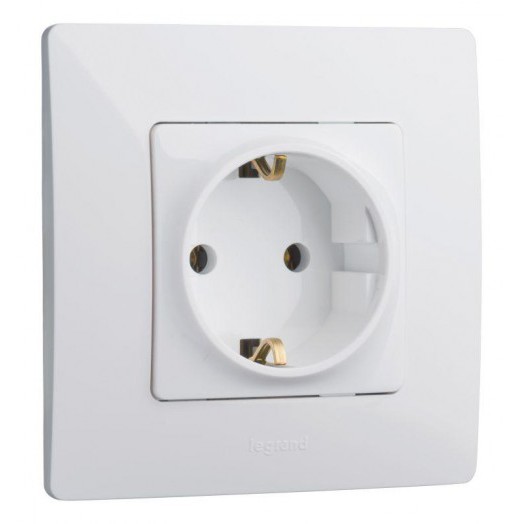 Механизм розетки 1-м СП Etika 16А IP20 250В 2P+E с заземл. немецк. стандарт винт. клеммы бел. Leg 672221