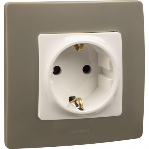 Механизм розетки 1-м СП Etika 16А IP31 250В 2P+E с заземл. защ. шторки немецк. стандарт винт. клеммы бел. Leg 672222