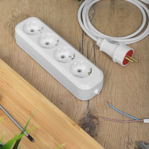 Колодка 4 гнезда c заземлением