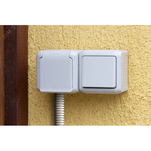 Quteo Блок: Выключатель + розетка с заземлением со шторками наружный серый IP44