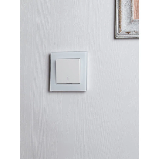 BRITE Выключатель одноклавишный проходной с индикацией 10А ВС10-1-7-БрБ белый IEK