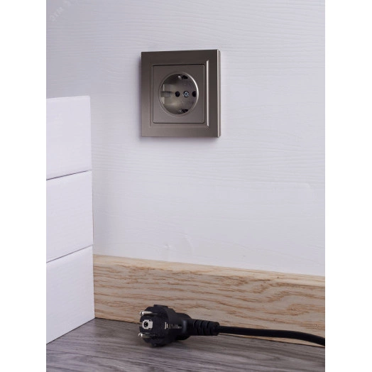 BRITE Розетка 1 пост с заземлением с защитными шторками 16А в сборе РСР14-1-0-БрШ шампань IEK