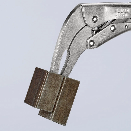 Зажим для тяжёлых условий работы длинные узкие губки под 70° для труднодоступных мест размеры под круг 20 мм под квадрат 20 мм под ключ 30 мм L-200 мм оцинкованный