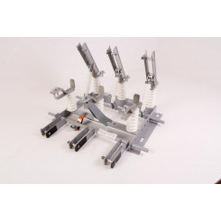 Разъединитель высоковольтный РВЗ-10/630-I УХЛ2 полиамид  в комплекте с приводами и вилками 