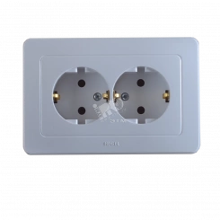 Розетка двойная скрытая с заземлением со шторками белая Розетка двойная скрытая с заземлением со шторками белая