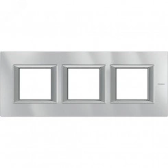 Axolute. Рамка декоративная прямоугольная немецкого стандарта. Горизонтальная установка. Цвет ''Алюминий'' Монохром. 2+2+2 модуля. Axolute. Рамка декоративная прямоугольная немецкого стандарта. Горизонтальная установка. Цвет ''Алюминий'' Монохром. 2+2+2 модуля.
