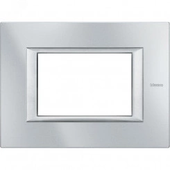 Axolute. Рамка декоративная прямоугольная итальянского стандарта. Цвет ''Алюминий'' Монохром. 3 модуля. Axolute. Рамка декоративная прямоугольная итальянского стандарта. Цвет ''Алюминий'' Монохром. 3 модуля.