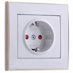 Розетка RAIN с защитой от детей керамика белая с боковой вставкой золото Розетка RAIN с защитой от детей керамика белая с боковой вставкой золото