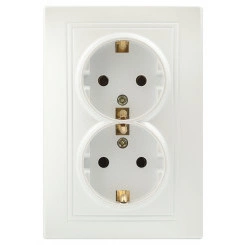 Розетка Intro Plano 1-205-06 с заз двойная 2X2P+E Розетка Intro Plano 1-205-06 с заз двойная 2X2P+E