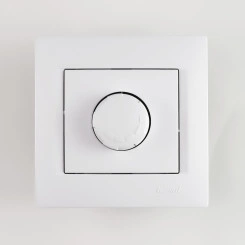 KARINA Диммер 1000W белый (10шт/120шт) KARINA Диммер 1000W белый (10шт/120шт)