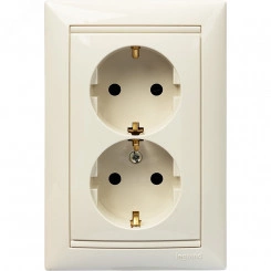 VALENA Розетка двойная с заземлением со шторками слоновая кость