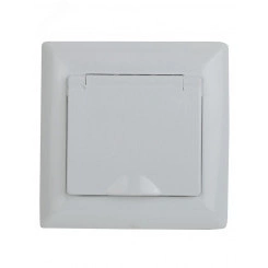 Розетка Intro Solo 4-207-01 с заземлением 2P+E Schuko с крышкой шторками, 16А-250В, IP20, СУ, белый